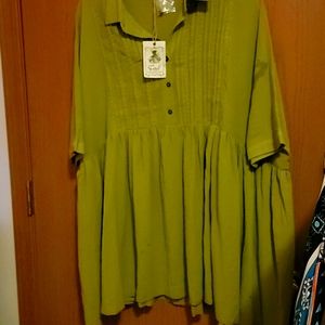 Easel Half Button Top